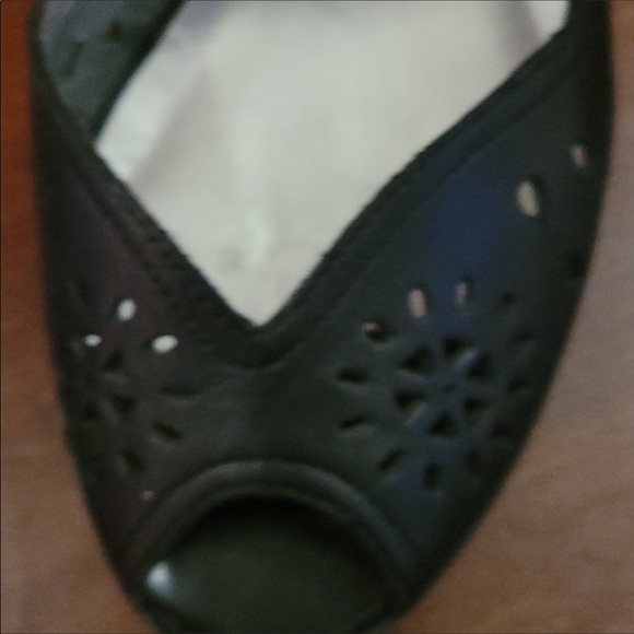 NEW Guess Black Leather Peep Toe Pumps Shoes Heels 7 - Picture 5 of 5